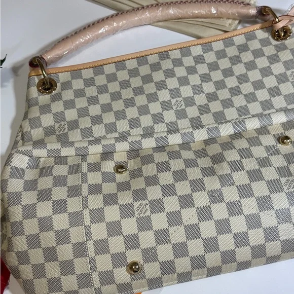 Elegant Shoulder Bag in Beige/Gray - Picture 5 of 9